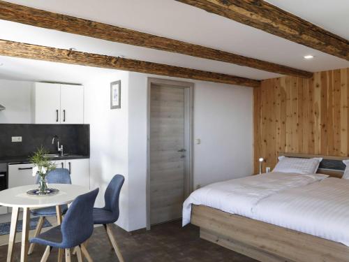 Postel nebo postele na pokoji v ubytování Mountain Vibrant and Timeless Apartment with Sauna - Studio Apartment with Terrace