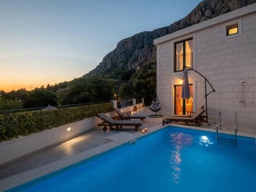 Photo de la galerie de l'établissement Villa in Makarska with swimming pool, à Kotišina