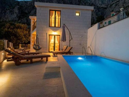 Photo de la galerie de l'établissement Villa in Makarska with swimming pool, à Kotišina