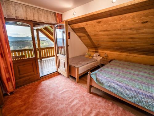 Postel nebo postele na pokoji v ubytování Vivid Hillside Country House with Hot-Tub and Sauna - Two Bedroom Country House