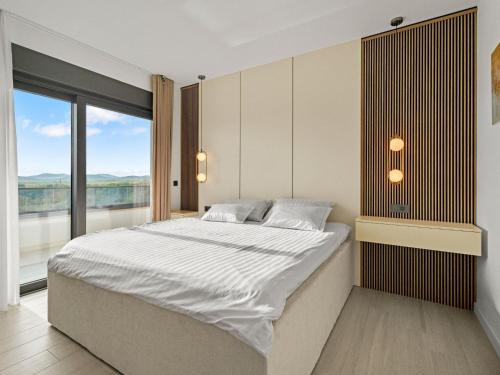 una camera da letto con un letto grande e una grande finestra di Villa Freedom - Five Bedroom House with Balcony a Mala Čista