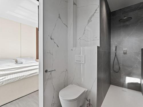 un bagno con wc e doccia di Villa Freedom - Five Bedroom House with Balcony a Mala Čista