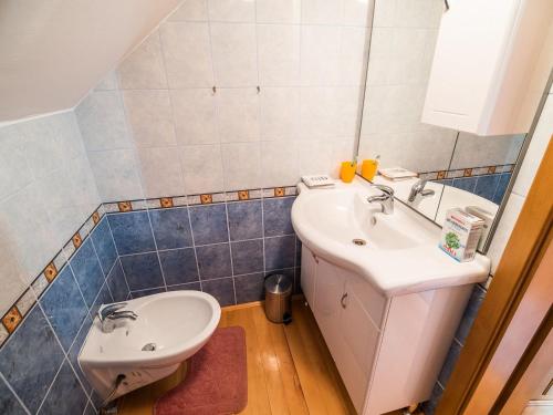 Koupelna v ubytování Vivid Hillside Country House with Hot-Tub and Sauna - Two Bedroom Country House