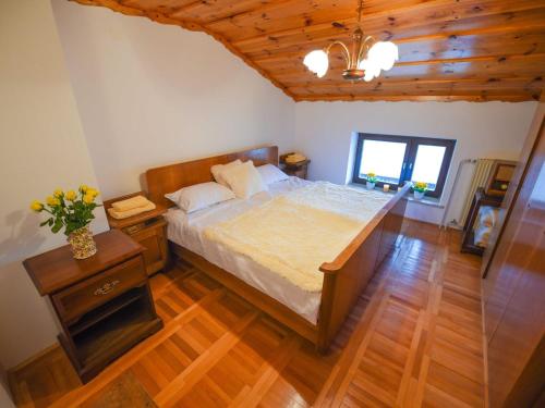 Postel nebo postele na pokoji v ubytování Cozy Luxe Holiday Home with Natural Thermal Bath - Seven Bedroom Holiday Home