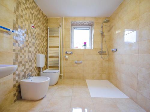 Koupelna v ubytování Cozy Luxe Holiday Home with Natural Thermal Bath - Seven Bedroom Holiday Home