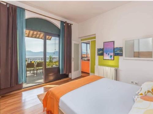 a bedroom with a bed and a view of the ocean at Two Bedroom Apartment With Terrace A4 in Brist