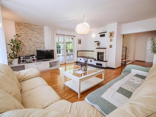 Stunning Rural Holiday Home with Garden and BBQ - Four Bedroom Holiday Home