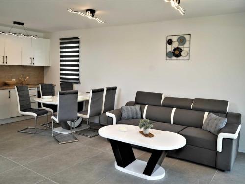 Φωτογραφία από το άλμπουμ του Tranquil Luxe Thermal Escape Mobile Home - Premium Mobile Home with Terrace σε Mostec