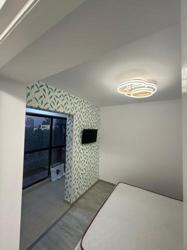 una habitación con una cama y una ventana en Apartament Saturn Beta, en Mangalia