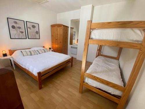 カルサック・アイヤックにあるHoliday Home in Périgord Noir near Dordogneのベッドルーム1室(二段ベッド1組、はしご付)
