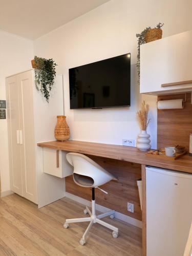 Chambre simple avec terrasse privée - Proche tram et centre - Cuisine et Salle de bain en partage