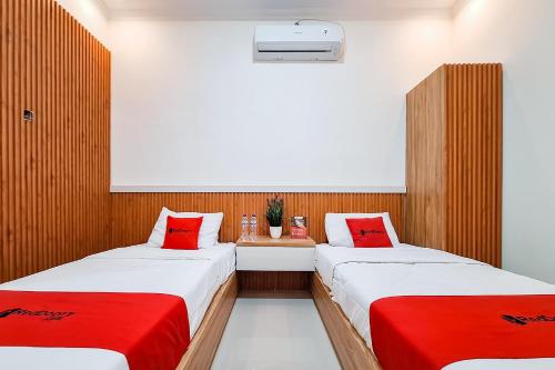 Ένα ή περισσότερα κρεβάτια σε δωμάτιο στο RedDoorz Syariah at Boemi 2 Guesthouse Tasikmalaya