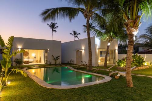 una villa con piscina frente a una casa en Vila Nazare, en São Miguel do Gostoso