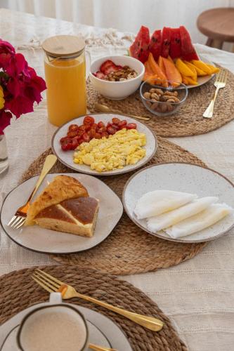 un tavolo con sopra piatti di cibo per la colazione di Pousada Vila Nazare a São Miguel do Gostoso