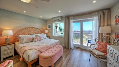 Postel nebo postele na pokoji v ubytování Ocean View w Pool TennisPickleball Beach Access Summer Love by AvantStay