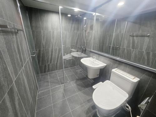 a bathroom with a toilet and a sink at 강진 다산베아채 골프앤리조트 호텔형 in Songhak