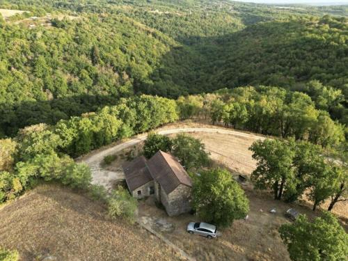 an aerial view of a farm with a car parked next to a house at Pas de Baoussac in Salayrac