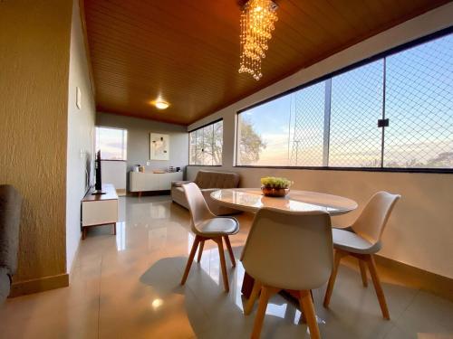 a dining room with a table and chairs at 3 Quartos Com Vista Espetacular in Brasilia