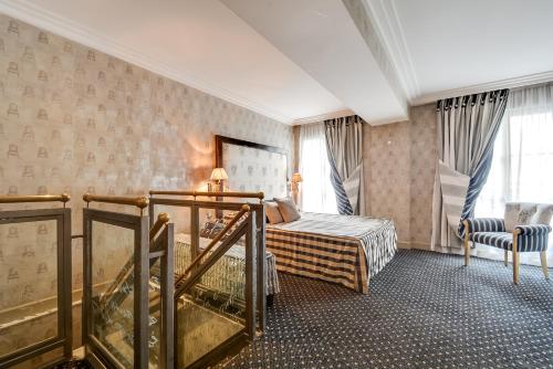 Una cama o camas en una habitación de Villa Lutèce Port Royal