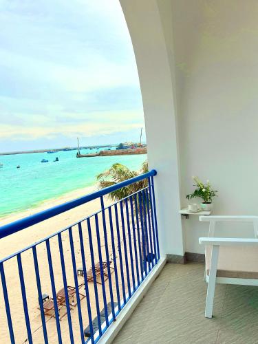 a balcony with a view of the ocean at Babylon Hotel Phu Quy in Îlot du Sud