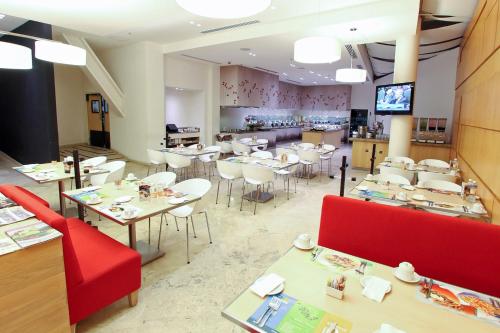 a restaurant with tables and chairs and a bar at Fiesta Inn Insurgentes Viaducto in Mexico City