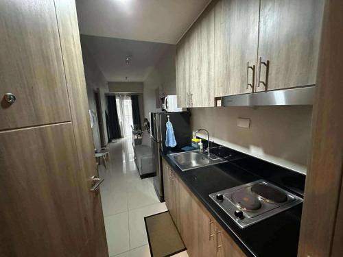 une cuisine avec un évier et un plan de travail dans l'établissement S Residences Tower 1 - near MOA & Ayala Malls Manila Bay, à Manille