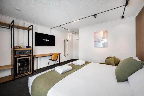 Кровать или кровати в номере Innova Motel Warrnambool