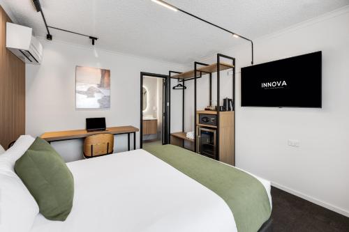 Кровать или кровати в номере Innova Motel Warrnambool