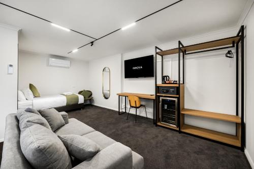 Телевизор и/или развлекательный центр в Innova Motel Warrnambool