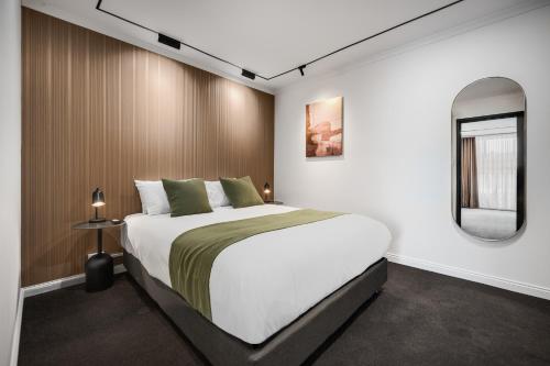 Кровать или кровати в номере Innova Motel Warrnambool