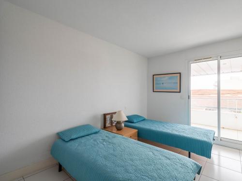 アルカションにあるArcachon, T3 lumineux avec 2 chambres, terrasse et parking privé - FR-1-319-7の窓のある部屋にベッドが2つある