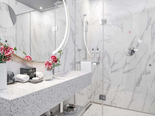 Un baño de Sofitel Roma Villa Borghese