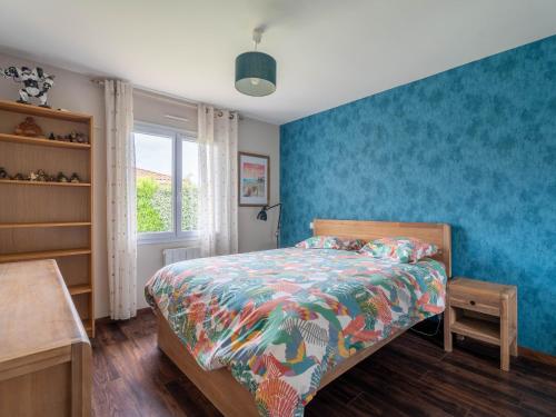a bedroom with a bed and a blue wall at Maison familiale climatisée à Biscarrosse - 6 pers, proche centre & pistes cyclables - FR-1-319-546 in Biscarrosse