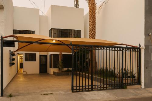 an entrance to a building with an orange umbrella at Departamento Confort Colinas in Chihuahua