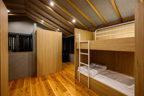 Un pat sau paturi într-o cameră la ONNA RESORT CHURA The Japanese style 和モダン一棟貸し 畳 障子 檜風呂で過ごす癒しの休日