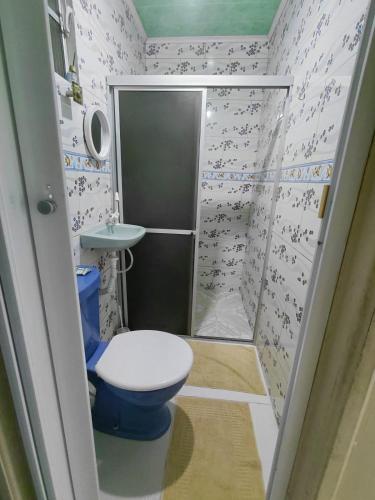 a small bathroom with a toilet and a sink at Casa da Deusa in Belém