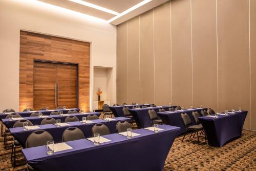 a conference room with blue tables and chairs at Fiesta Inn Tuxtla Fashion Mall in Tuxtla Gutiérrez