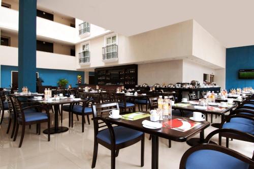 a dining room filled with tables and chairs at Fiesta Inn Toluca Centro in Toluca