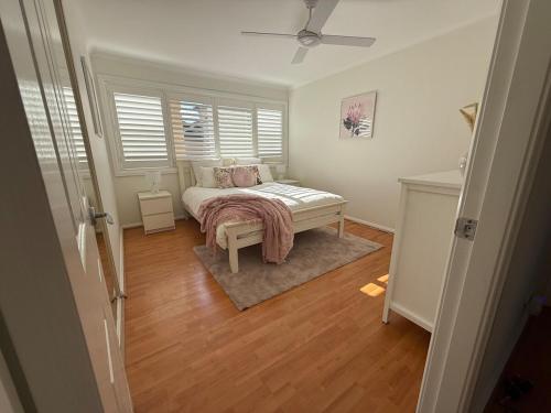 Ένα ή περισσότερα κρεβάτια σε δωμάτιο στο Miranda Retreat Stylish 1-Bedroom Near Cronulla & Sydney Airport