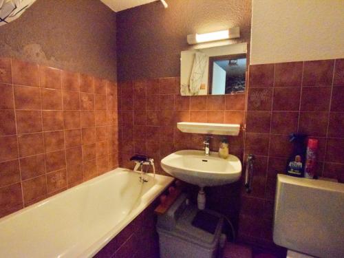 une salle de bain avec un lavabo et des toilettes et une baignoire et un lavabo dans l'établissement Appartement duplex à Bernex - 4 personnes, garage, près des pistes - FR-1-498-88, à Bernex