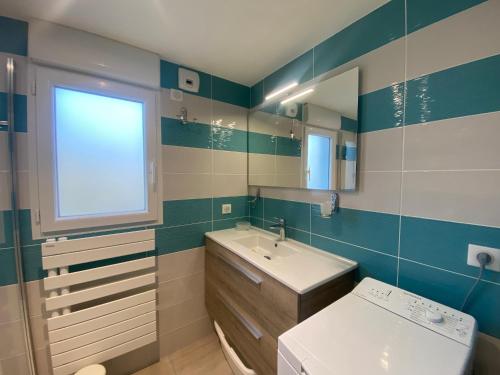 Ένα μπάνιο στο Maison neuve au centre de La Tranche-sur-Mer: WiFi, parking, proche plage et commerces - FR-1-22-355