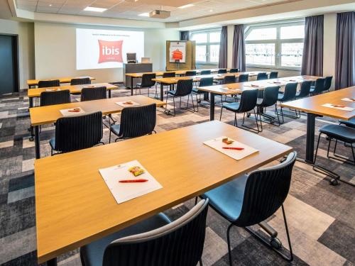 Un restaurante o sitio para comer en ibis Heidelberg Hauptbahnhof
