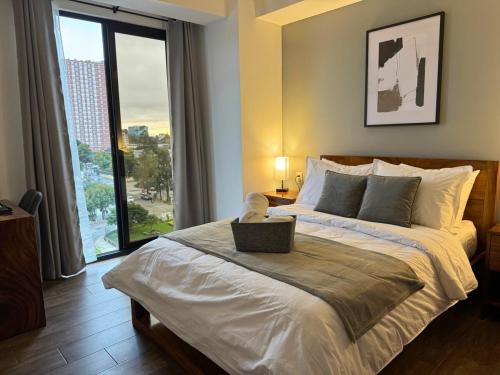 Luxury One-Bedroom City Views, Pool & AC