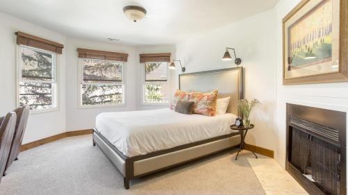 Voodi või voodid majutusasutuse Snow King by AvantStay Close to the Slopes w Hot Tub toas