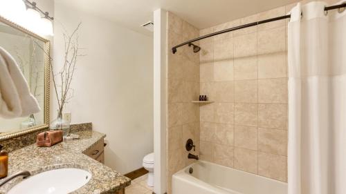 Vannituba majutusasutuses Snow King by AvantStay Close to the Slopes w Hot Tub