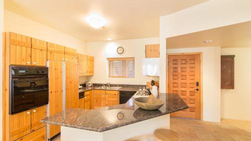 Dapur atau dapur kecil di Westermere 311 - 2 by AvantStay Just Steps From Ski Area w Great Views