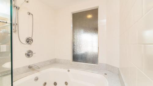 Bilik mandi di Westermere 311 - 2 by AvantStay Just Steps From Ski Area w Great Views