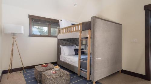 una camera con letto a castello e lampada di Maple by AvantStay Modern Mountain Home w Cozy Fire Pit 15 Mins frm Northstar a Ponderosa Fairway Estates
