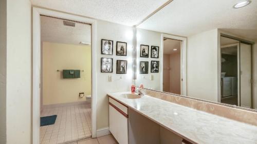 Ένα μπάνιο στο Beachfront 2BDR Condo Pool Hot Tub w Ocean Views Papaya Place by AvantStay