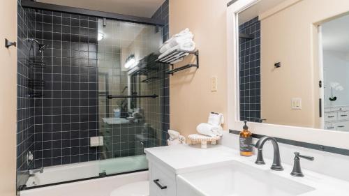 Un baño de Cimarron Lodge 14 by AvantStay Ski-InSki-Out Property in Complex w Two Hot Tubs Permit3601